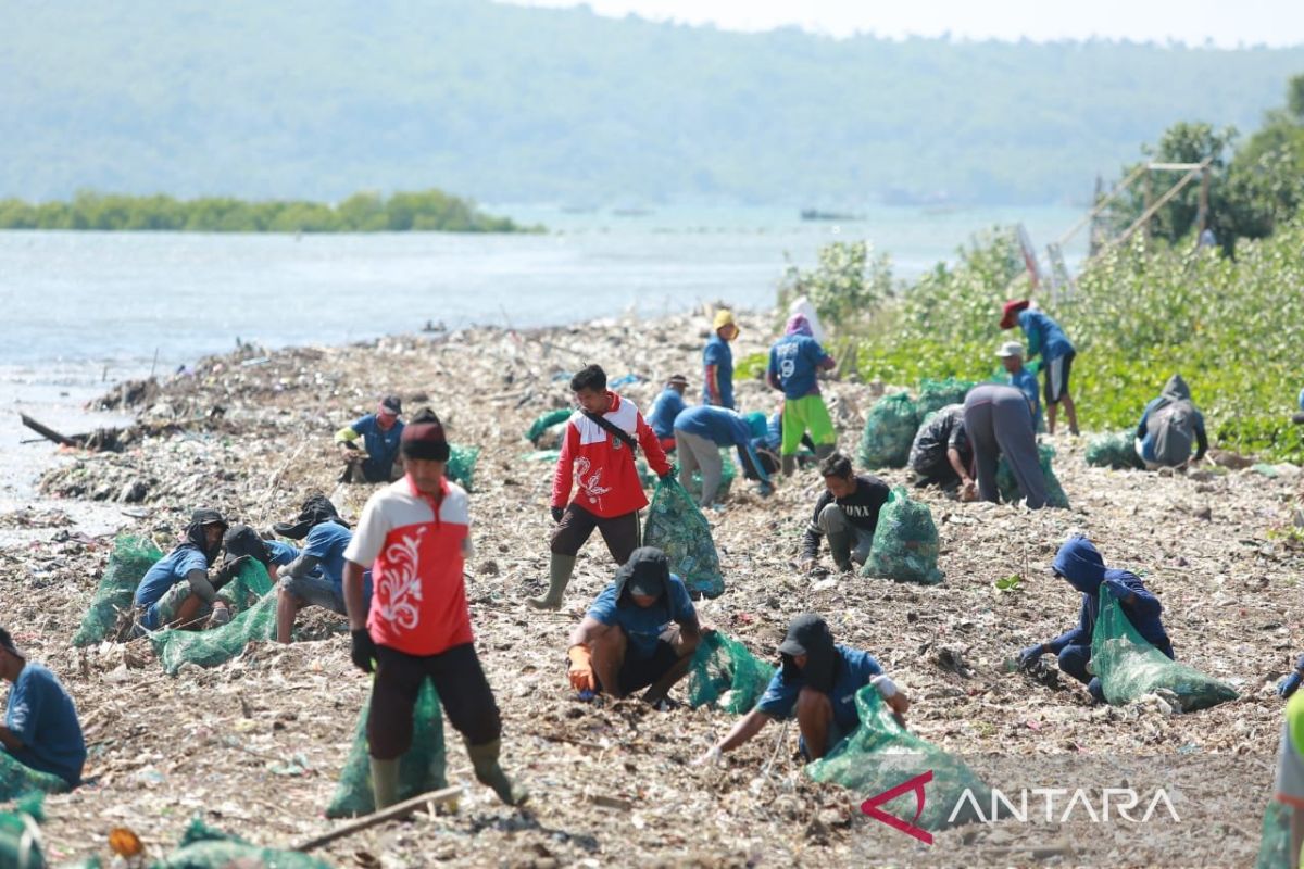Banyuwangi dan Sungai Watch kolaborasi bersih-bersih sampah
