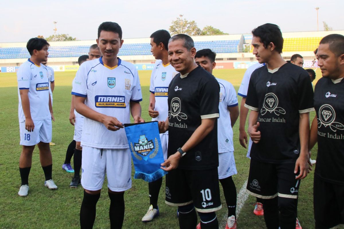 Bupati Banjar dan Habib Segaf main bola sambil silaturahim di Stadion Demang Lehman