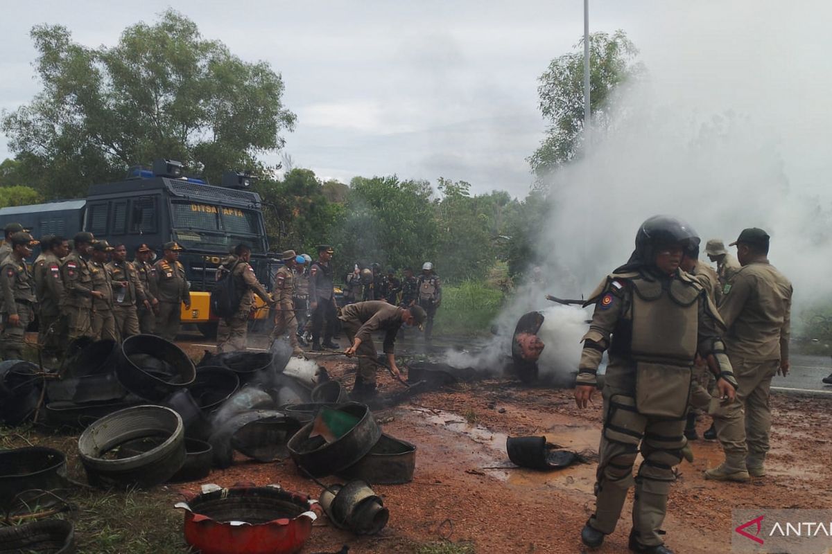 Petugas gabungan terlibat bentrok dengan warga di Pulau Rempang