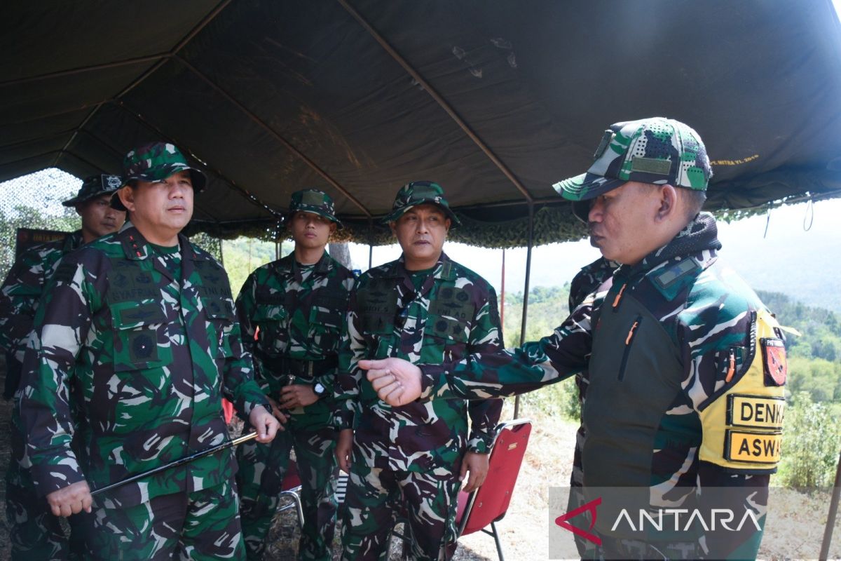 Pangdam Pattimura tinjau latihan menembak kendaraan tempur di Seram Bagian Barat