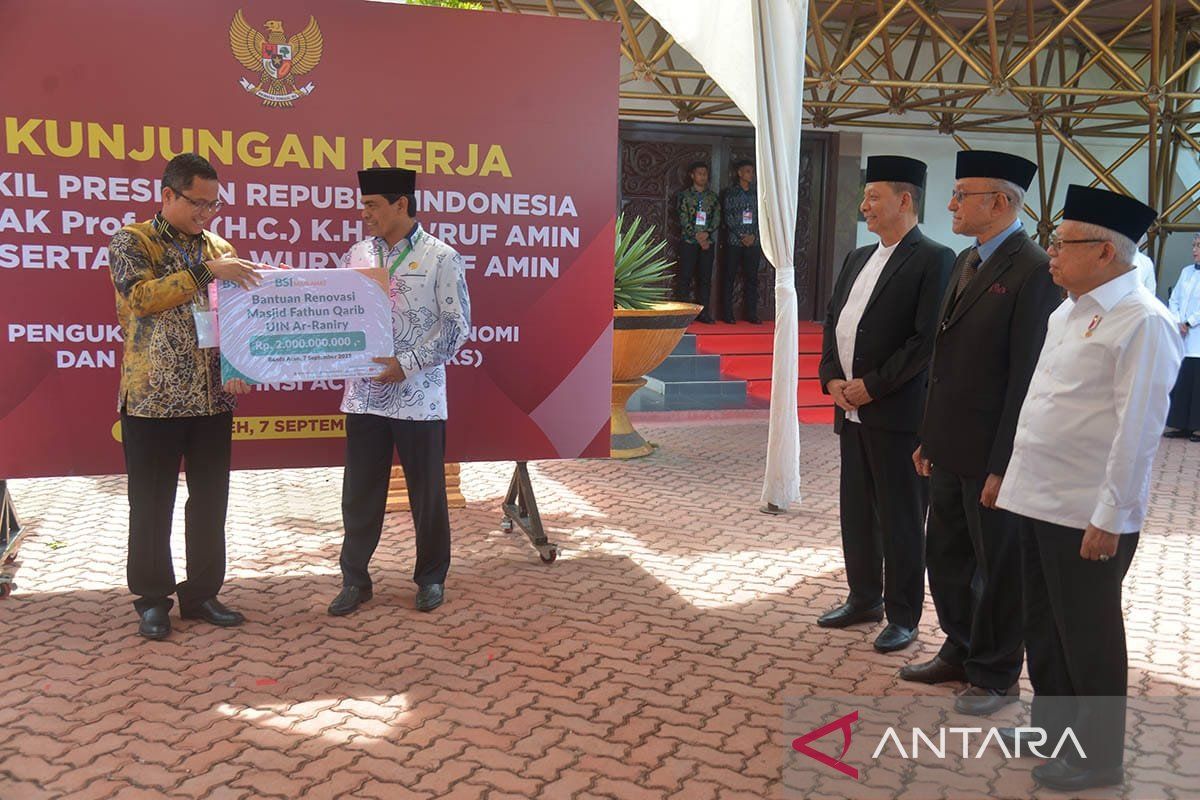 Disaksikan Wapres, BSI serahkan Rp2 miliar untuk renovasi masjid UIN Ar-Raniry