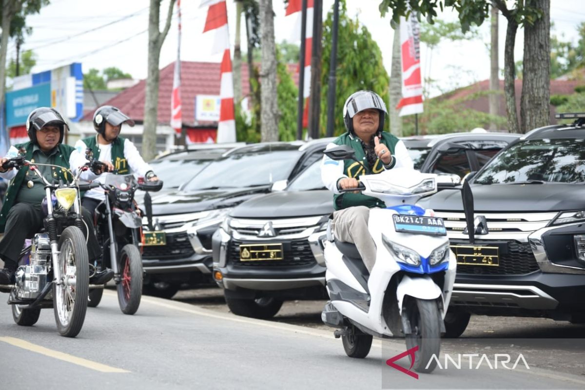 Keliling kota, Wali Kota Padangsidimpuan uji sepeda motor listrik