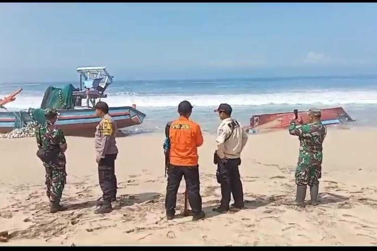 Delapan ABK hilang setelah dua kapal nelayan alami kecelakaan laut di Pesisir Selatan Blitar