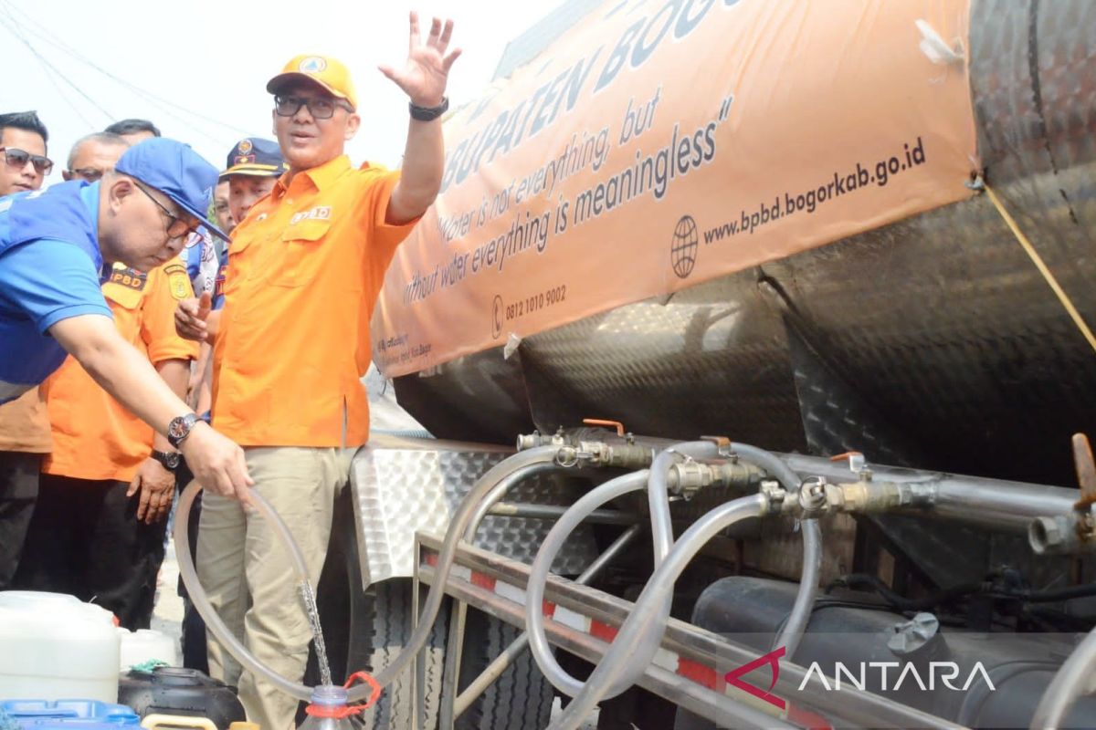 Bupati Bogor distribusikan air bersih ke warga yang terdampak kekeringan