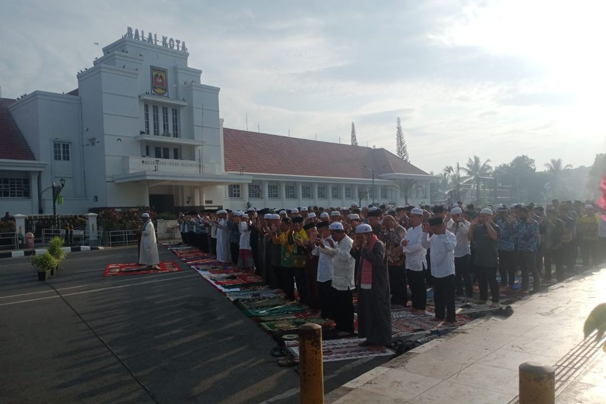 Istisqa prayer performed in Banjarbaru, Banjar, HST