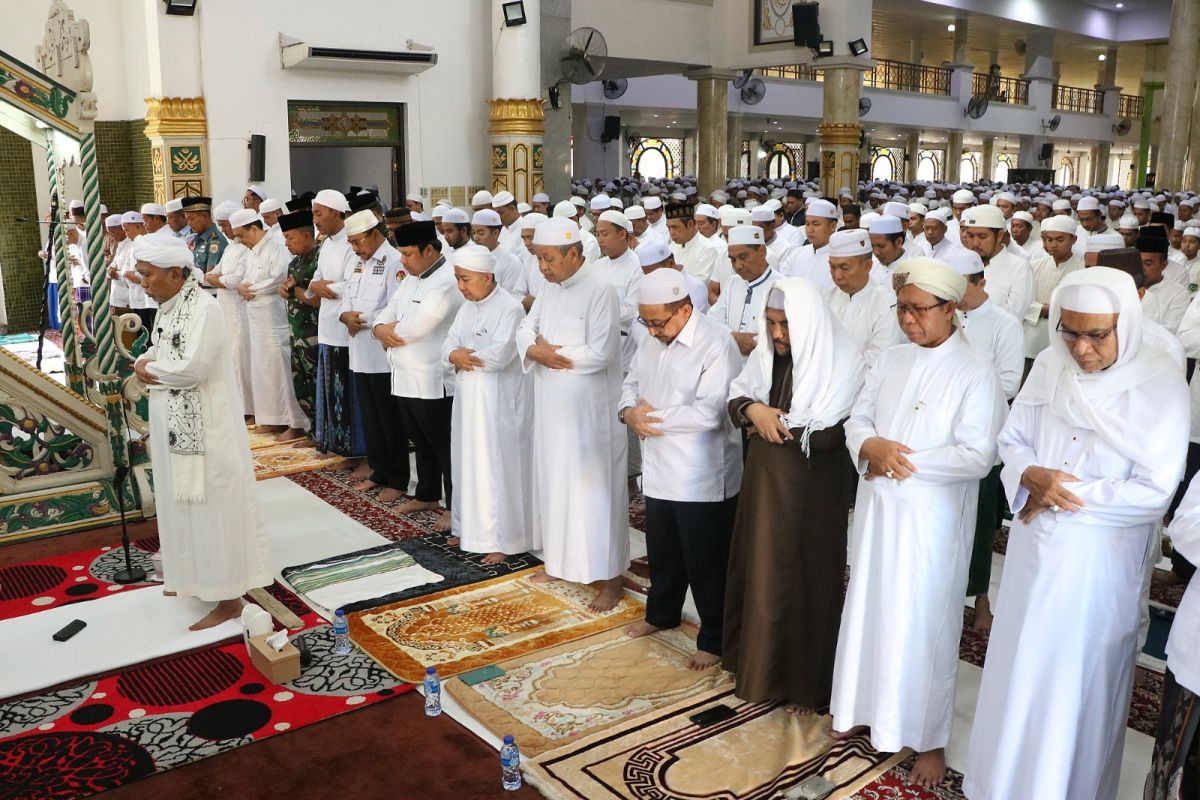 Bupati Banjar dan Wabup shalat istisqa bersama ribuan jamaah di Masjid Al Karomah