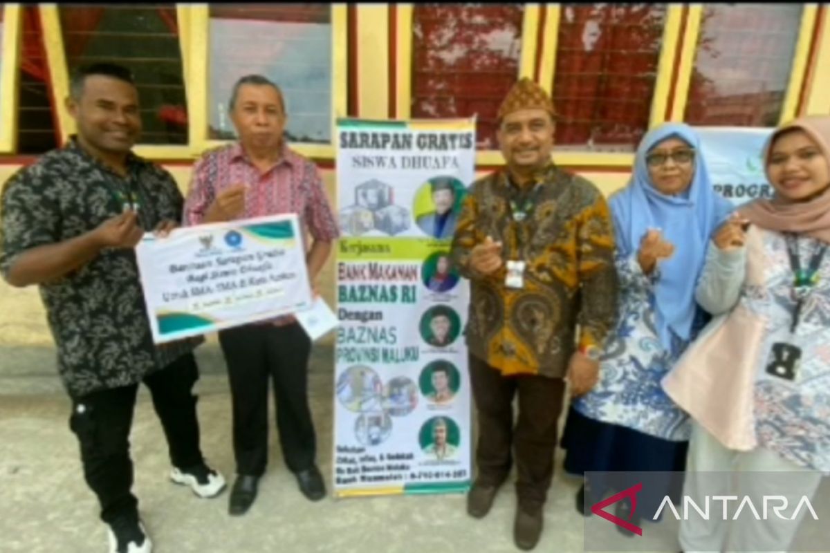 Baznas Maluku bagikan 1.000 bantuan uang dan makanan kepada siswa di Ambon