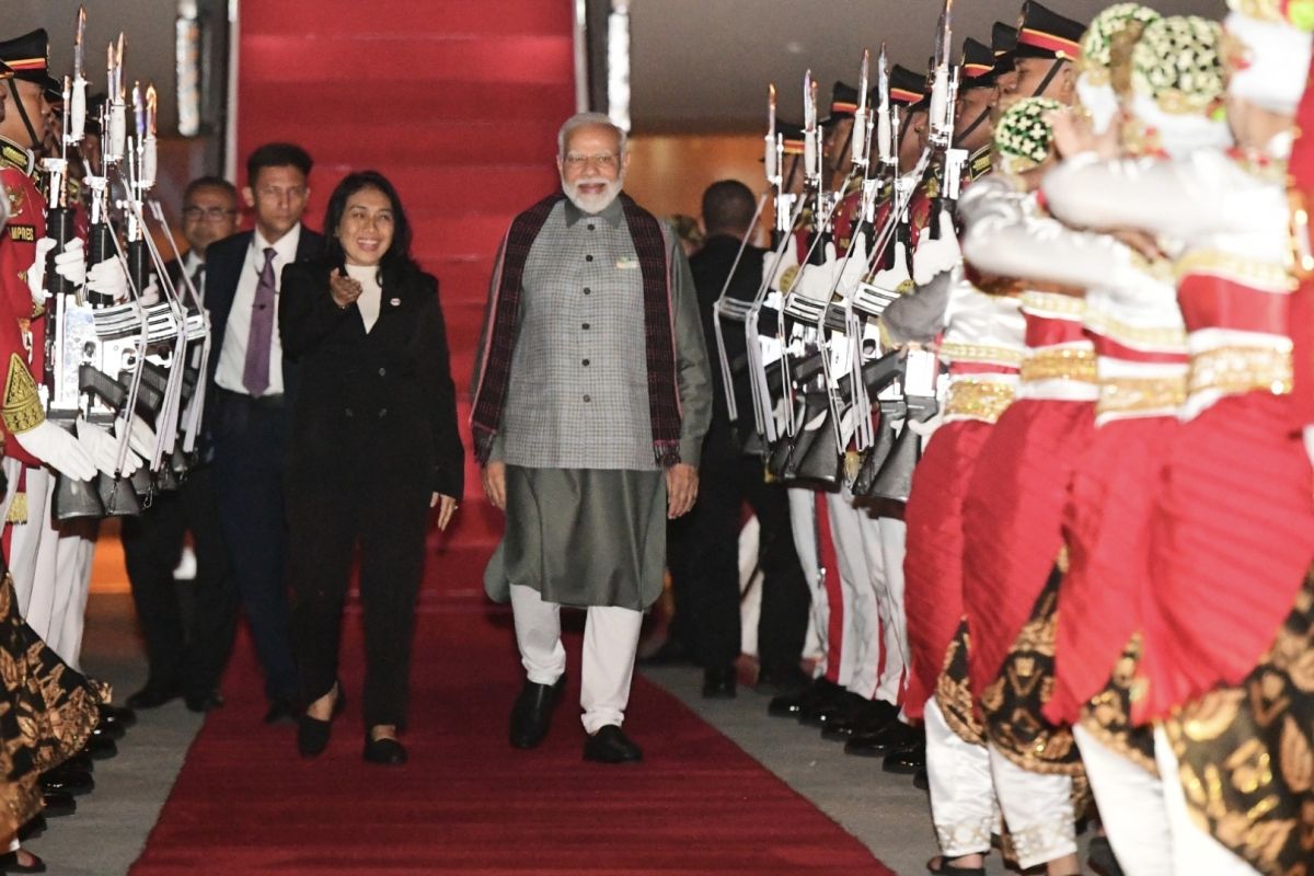PM Narendra  Modi tiba di Indonesia hadiri KTT ke-20 ASEAN-India