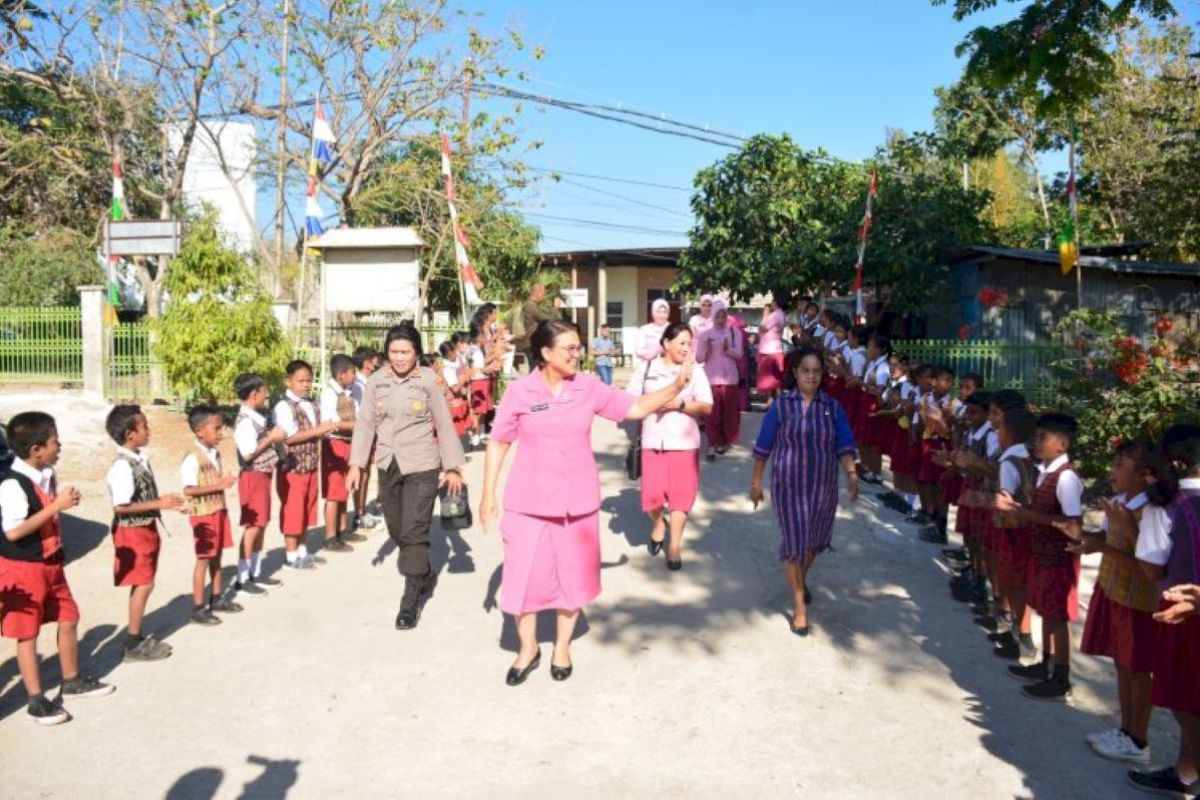 Bhayangkari NTT bantu 512 pakaian seragam untuk siswa SD di Kota Kupang