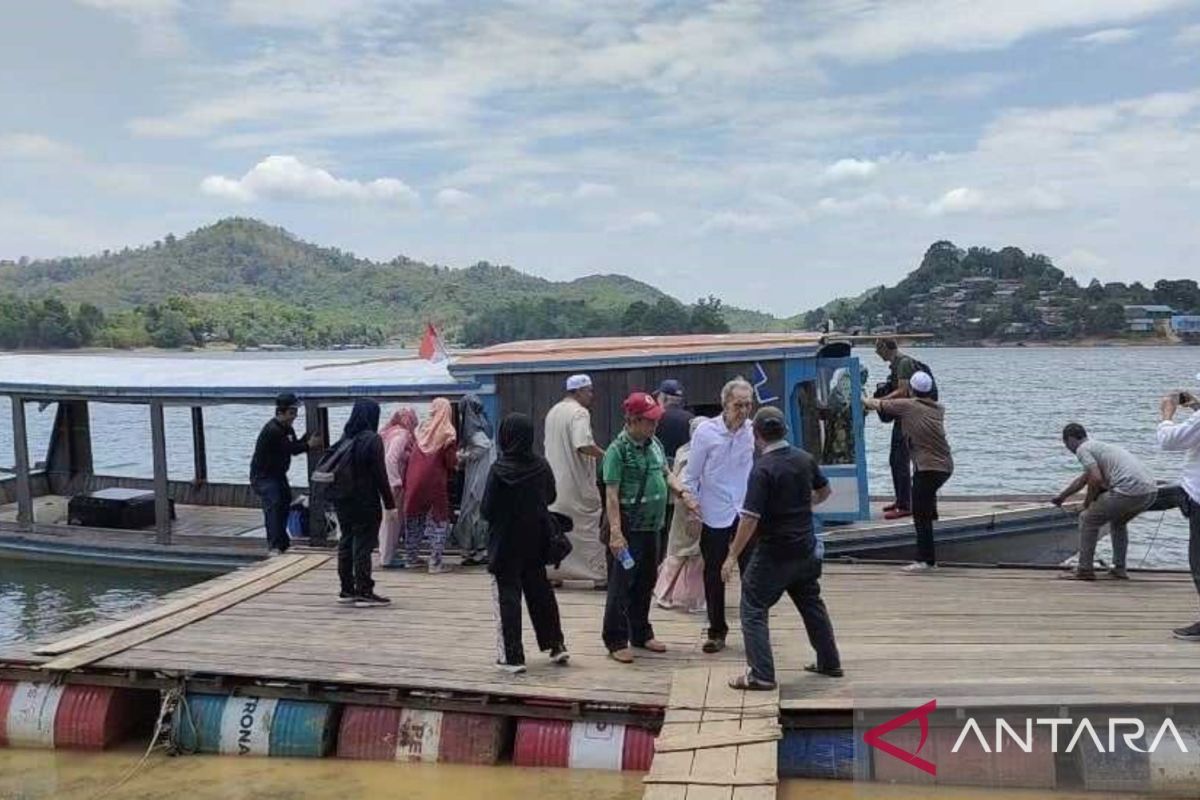 Belasan warga Singapura keturunan Banjar nikmati wisata Riam Kanan