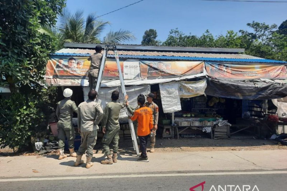 Kasatpol-PP Balangan imbau konsumen rokok tidak memasang spanduk di toko