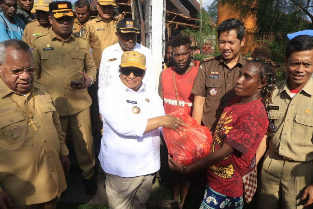 Pj Gubernur Papua Tengah serahkan sembako bagi masyarakat di Mimika
