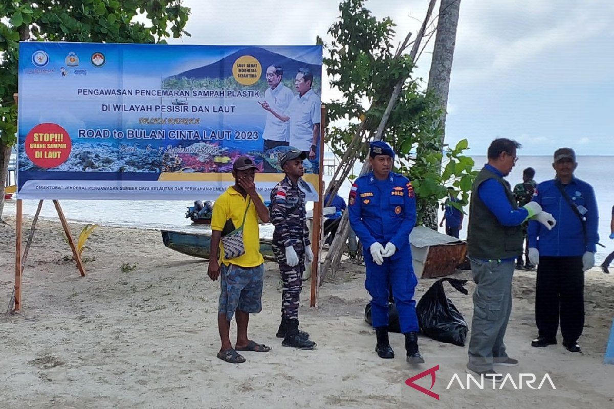 Warga Biak bersihkan pantai kampung nelayan Samber-Binyeri