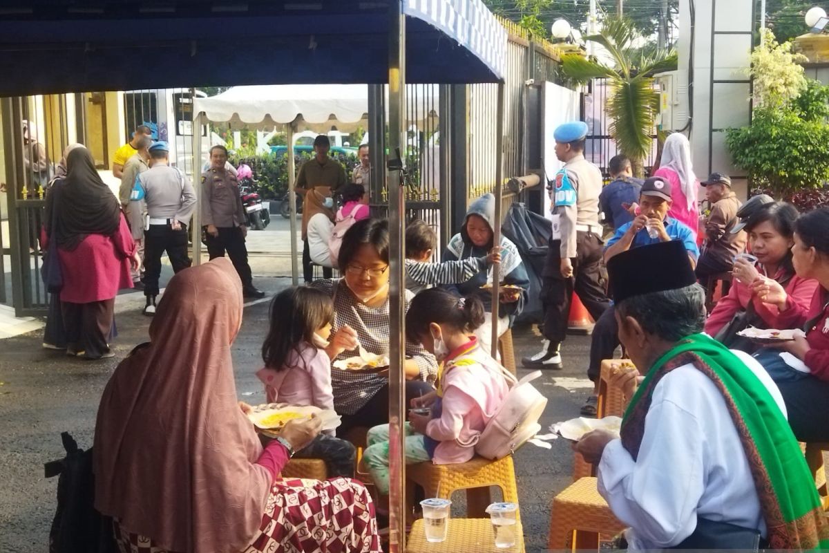 Polresta Bogor rutinkan kegiatan Jumat Barokah dengan berbagi sarapan gratis