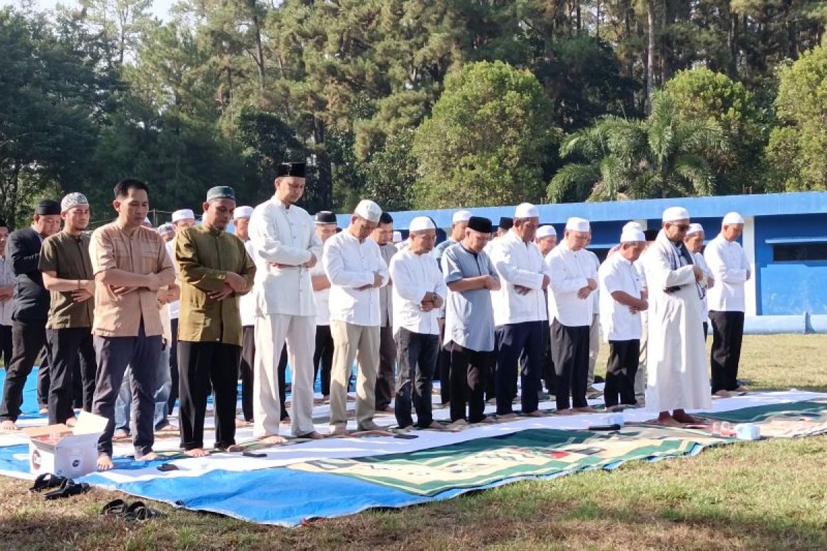 Karyawan PT AM Intan Banjar shalat istisqa, masyarakat diminta simpan air