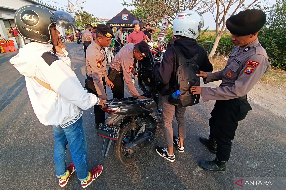 Polisi periksa barang bawaan penonton Timnas Indonesia vs Turkmenistan