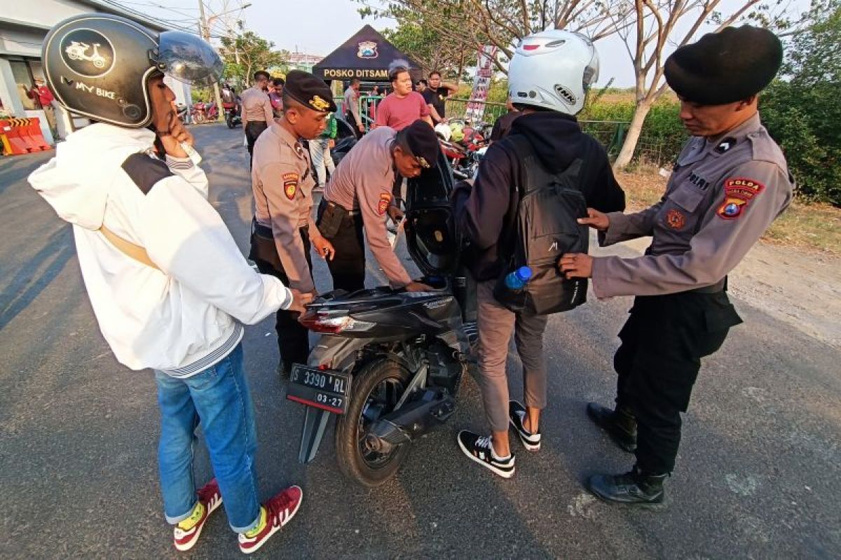 Polisi periksa barang bawaan penonton FIFA Matchday