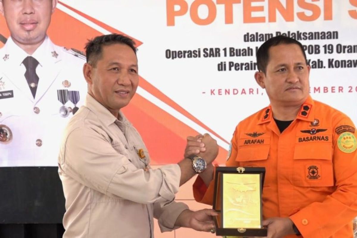 Pemkot dan Basarnas Kendari berikan penghargaan kepada nelayan