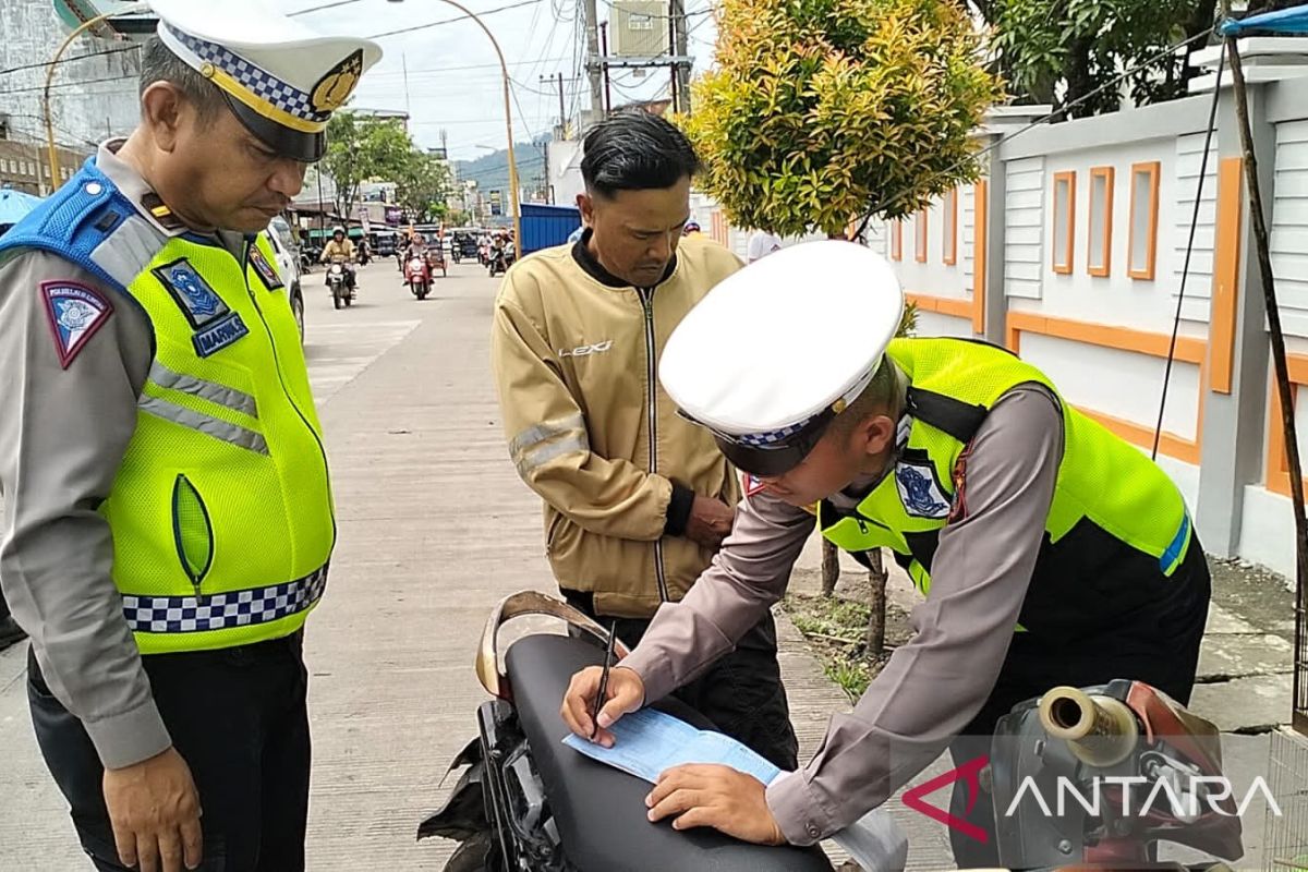 Polres Sibolga tilang puluhan  pelanggar pada Operasi Zebra Toba 2023