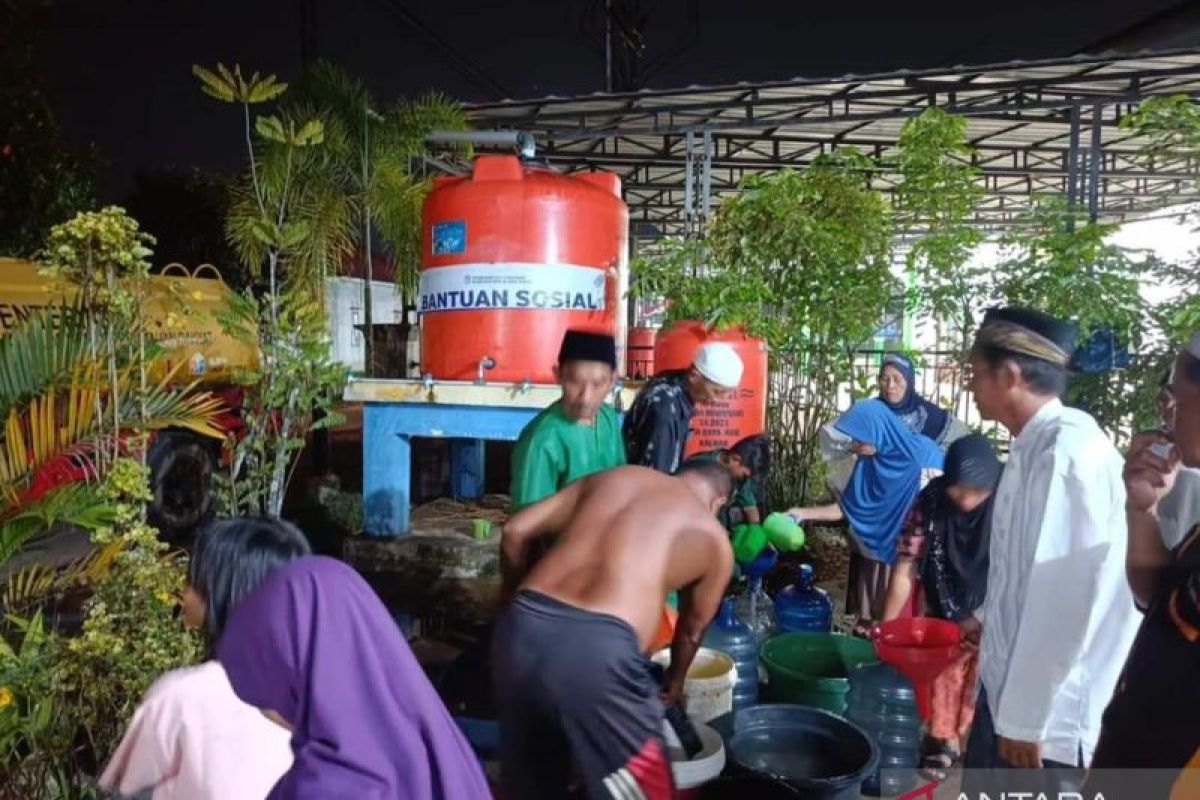 Dinsos Kubu Raya salurkan air bersih untuk warga terdampak oleh kabut asap