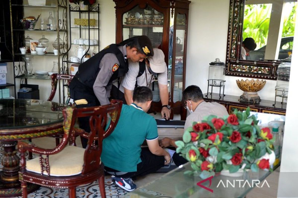 KPK geledah rumah tersangka korupsi sistem proteksi TKI di Badung