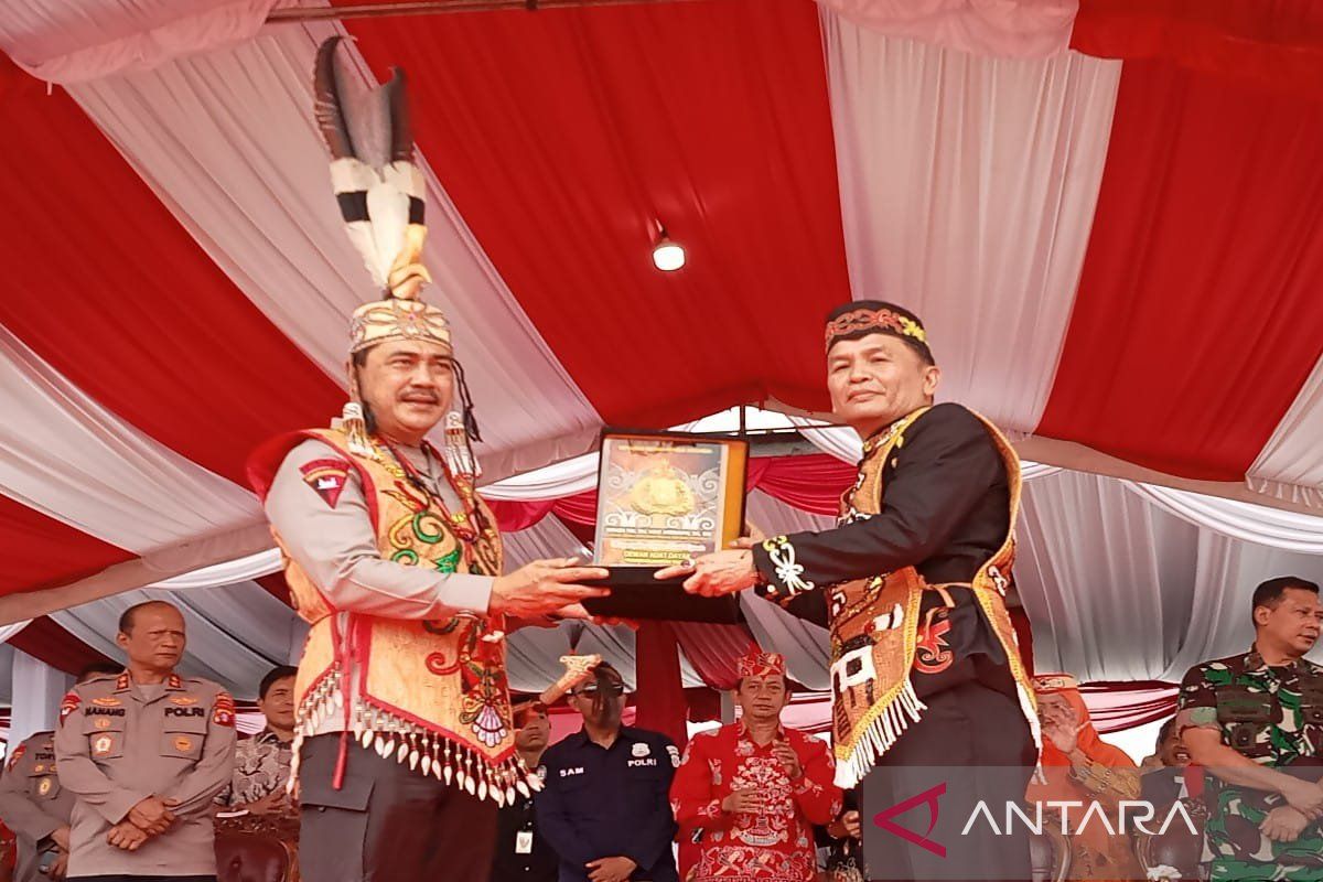 DAD anugerahi Wakapolri sebagai warga kehormatan Dayak Kalteng