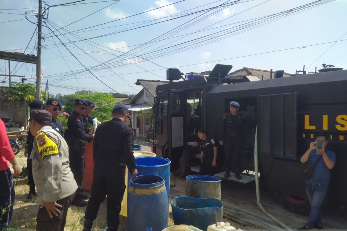 Polda Bangka Belitung salurkan air bersih ke warga Pangkalpinang