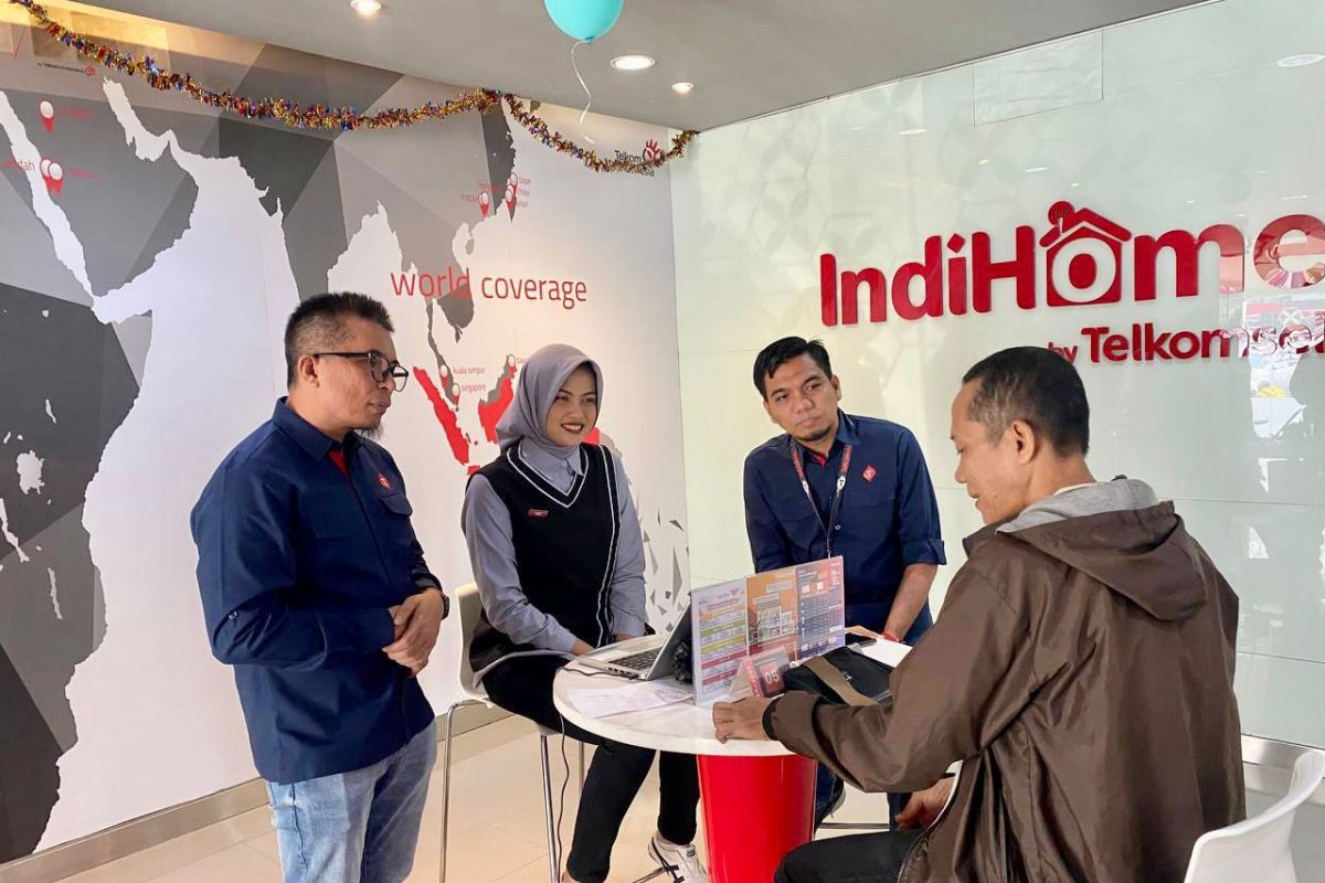 Management Area Sumatera hadir melayani langsung pelanggan di hari pelanggan nasional