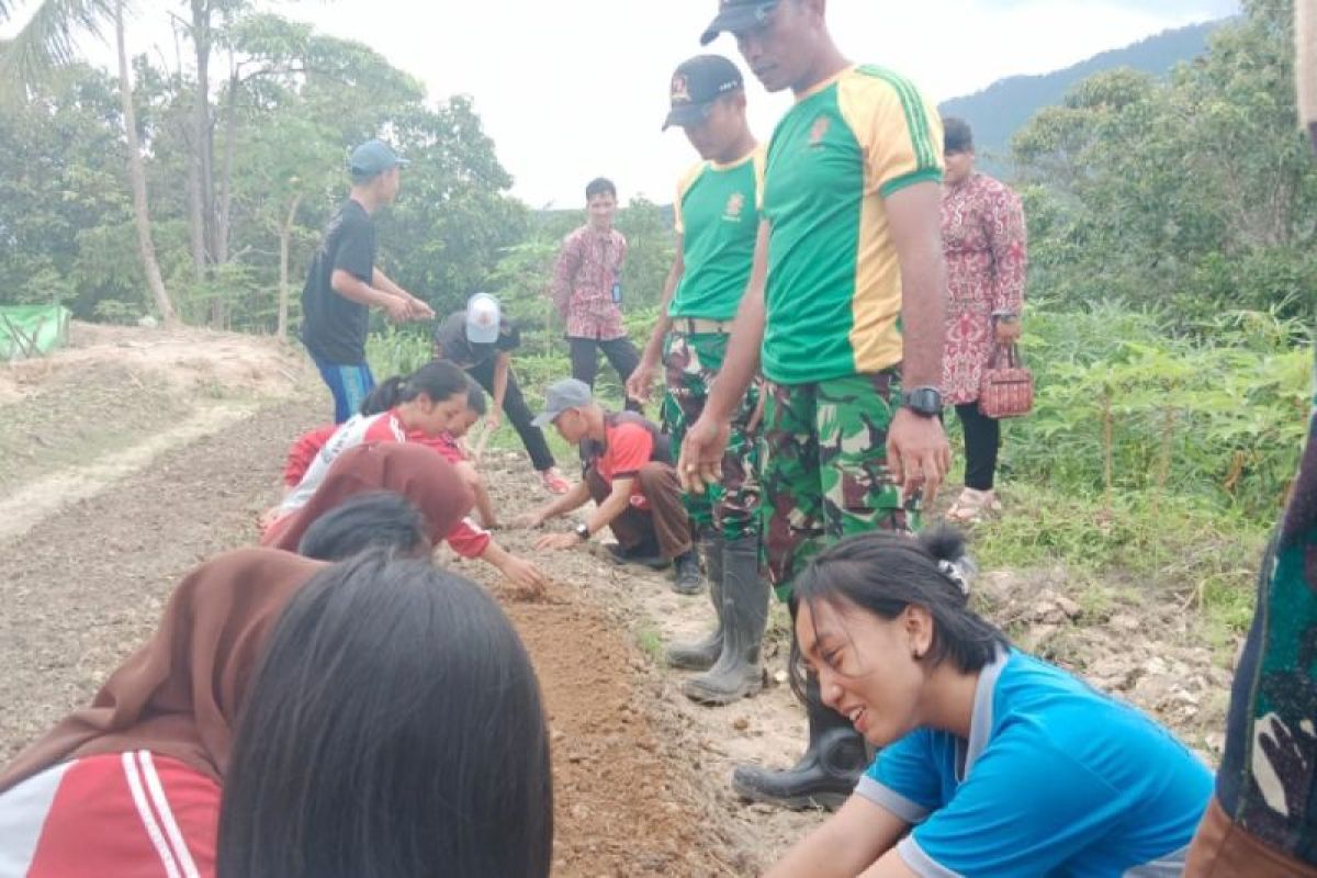 TNI ajari pelajar di perbatasan RI-Malayasia cara berkebun