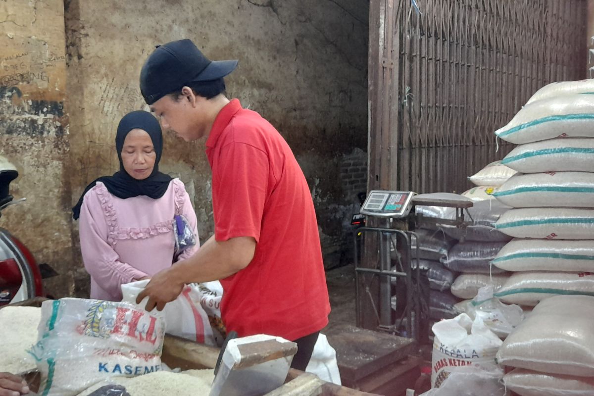 Harga beras di pasar tradisional Kota Serang merangkak naik