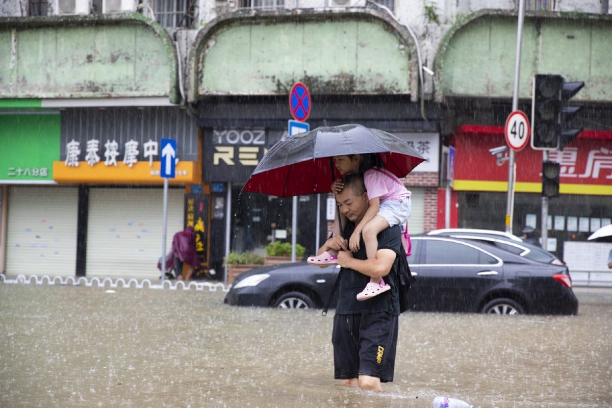 Lebih dari 80.000 orang di Guangdong, China, dievakuasi akibat badai