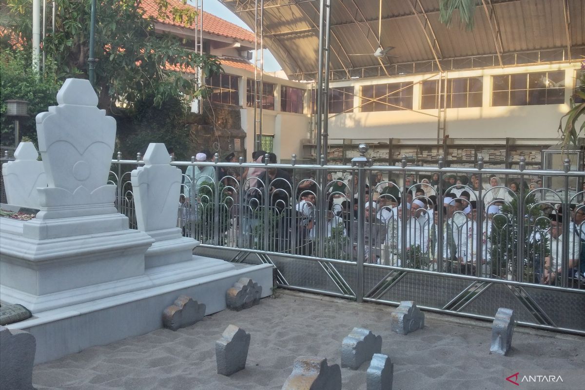 Anies dan Muhaimin ziarahi makam Sunan Ampel di Surabaya
