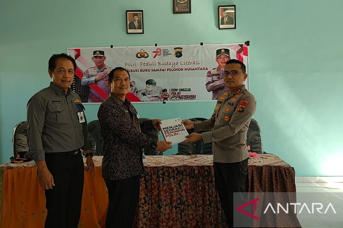 Polres Bangka Barat distribusi buku ke SMK Negeri 1 Mentok