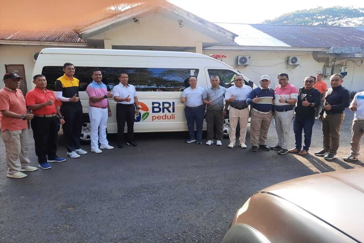 Kodam XIII/Merdeka terima satu  mobil ambulans dari BRI Cabang Manado