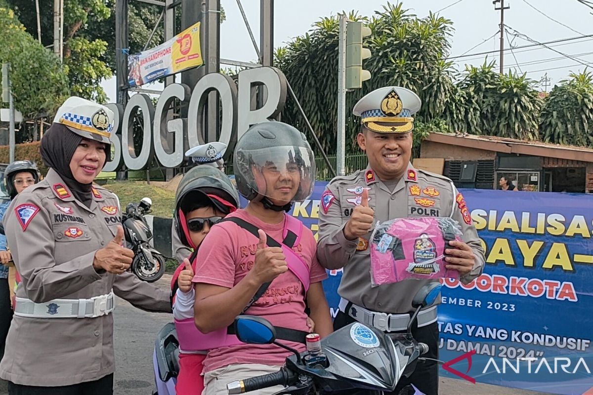 Satlantas Polresta Bogor beri sabuk pengaman anak ke pengendara sepeda motor