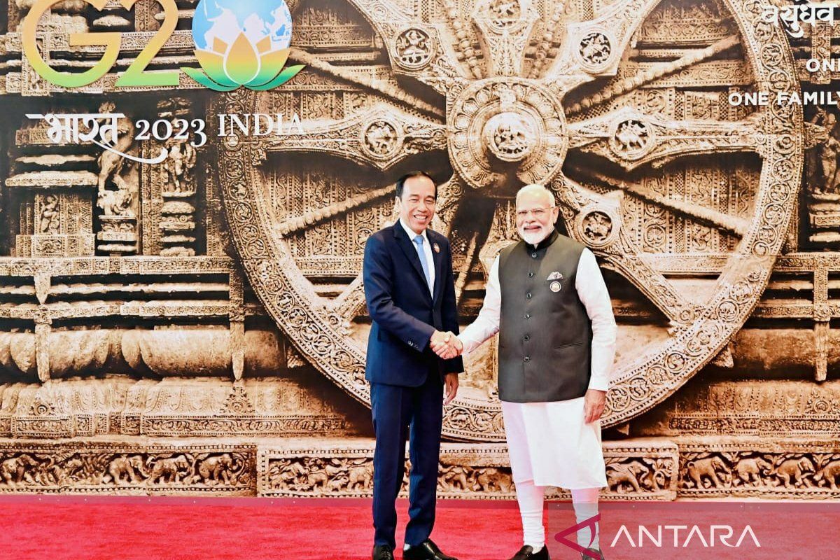 Indian PM welcomes Jokowi on arrival at G20 Summit venue