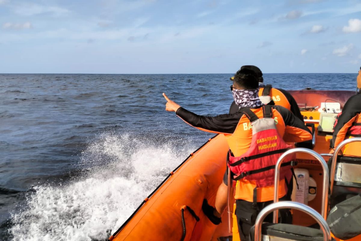 Tim SAR Mataram menghentikan pencarian dua nelayan tenggelam saat berlayar