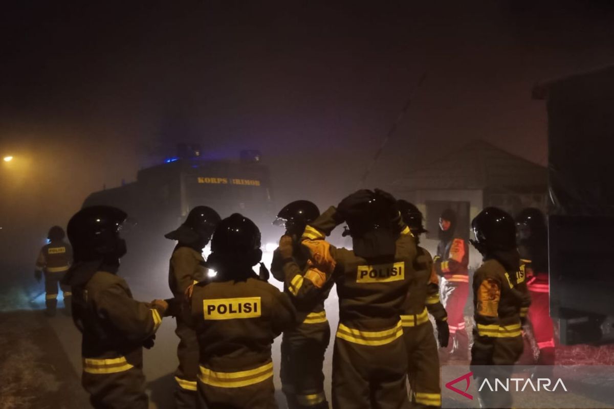 Puluhan polisi diterjunkan bantu padamkan kebakaran TPA di Cirebon