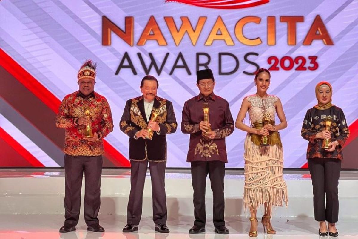 Hermus Indou terima penghargaan pejuang demokrasi Nawacita Awards