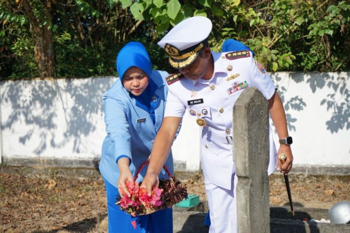Lanal Kendari ziarah ke taman makam pahlawan dalam rangka HUT TNI AL