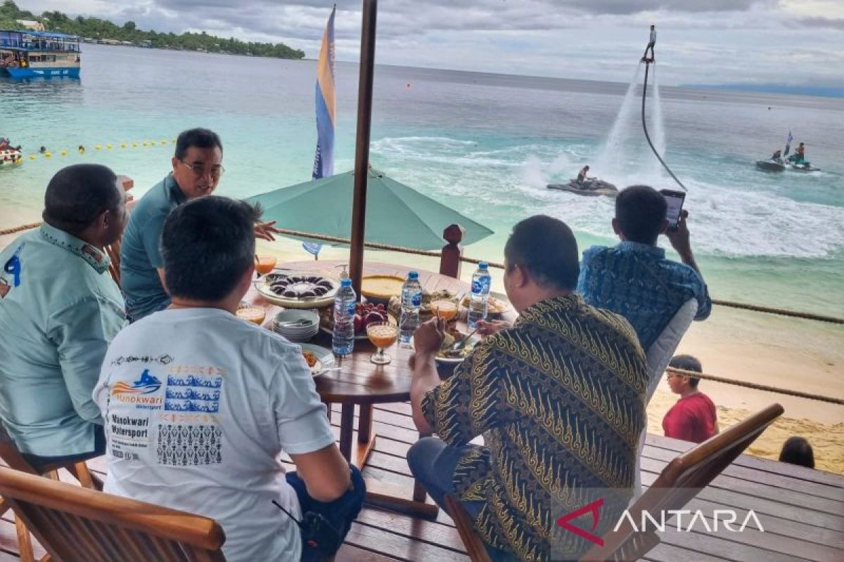 Bupati ajak pengusaha Manokwari berinovasi kembangkan investasi