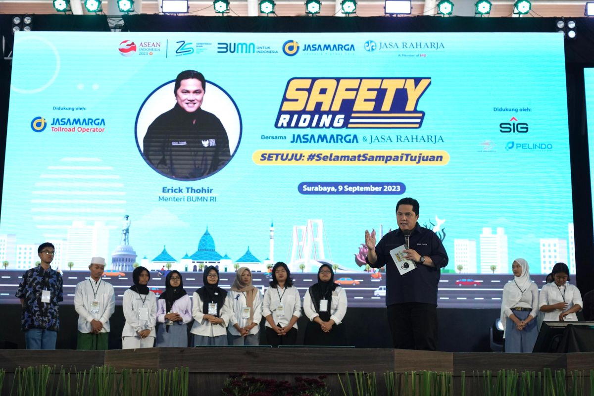 Menteri BUMN berbagi tips aman berkendara kepada siswa Surabaya