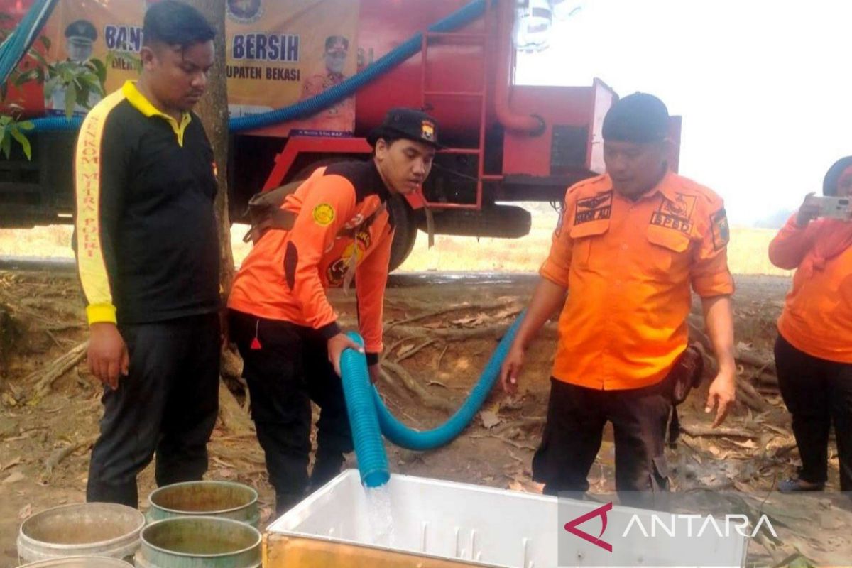 Distribusi air wilayah kekeringan di Bekasi terus dipasok akhir pekan
