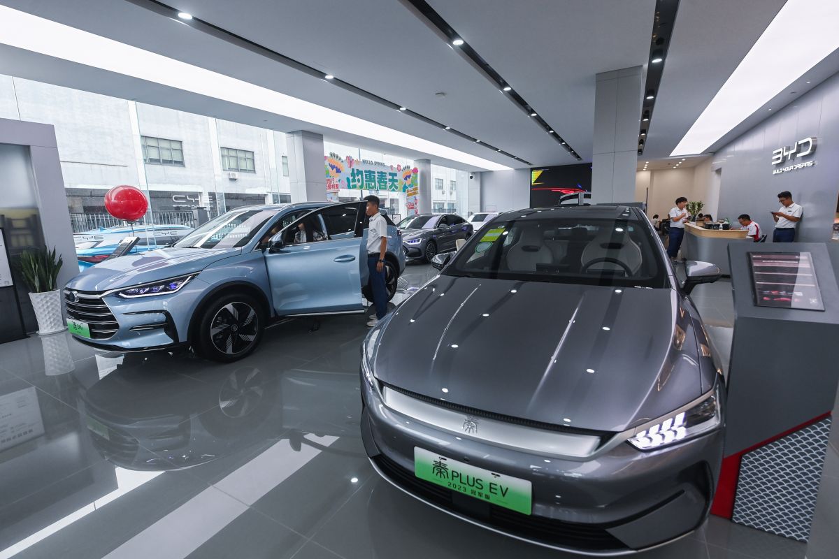 Zhejiang bangun lebih dari 1 juta tiang pengisian daya mobil listrik