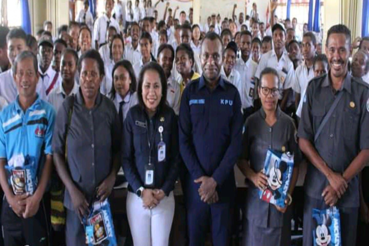 KPU Papua Tengah memberikan penguatan demokrasi bagi pelajar