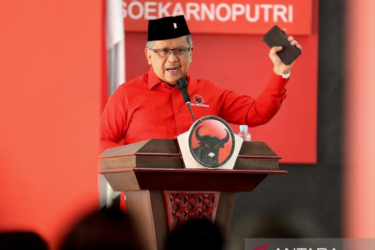 Hasto ajak kader PDIP Banten berani berimajinasi dan baca buku