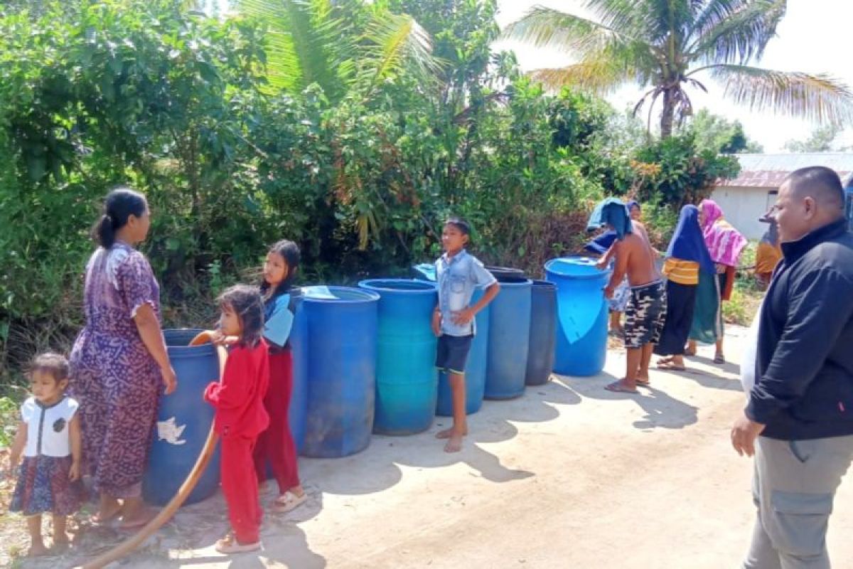 Anggota DPR RI bantu pasok air bersih untuk masyarakat Kotim