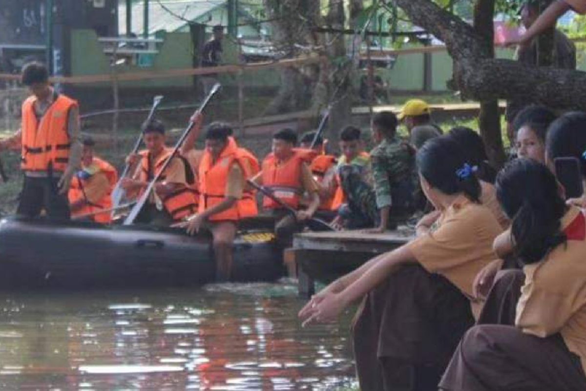 TNI latih anak pramuka tentang penanggulangan bencana