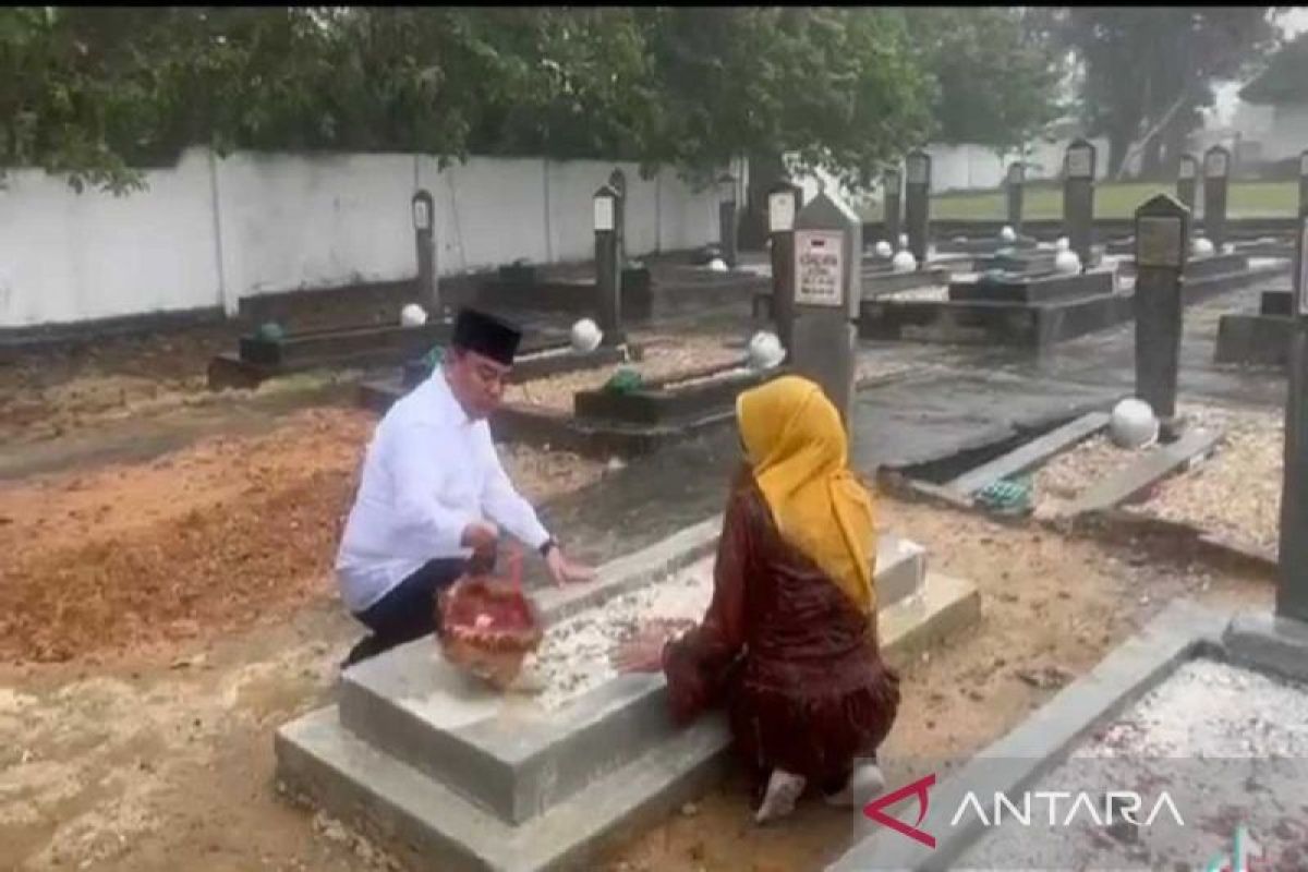 Pj Gubernur Sulawesi Tenggara ziarah ke TMP Watubangga Kendari