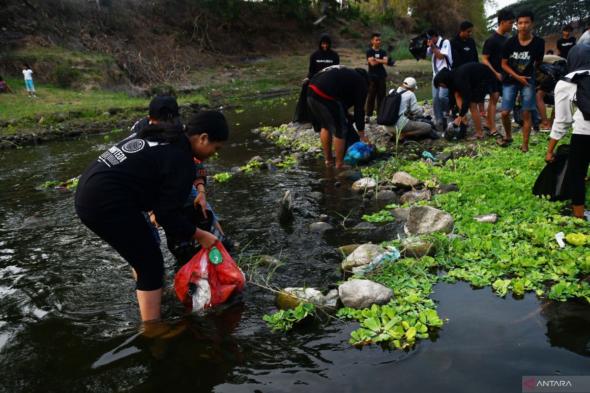 Gerakan Pungut Sampah Di Sungai Madiun Antara News Jawa Timur